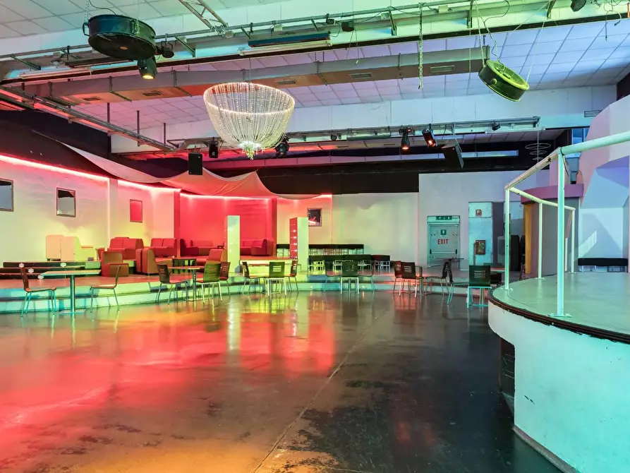 Immagine 28 di Discoteca in vendita  a Curno