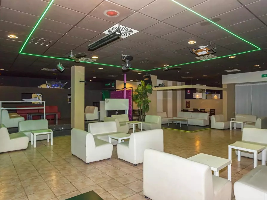 Immagine 15 di Discoteca in vendita  a Curno