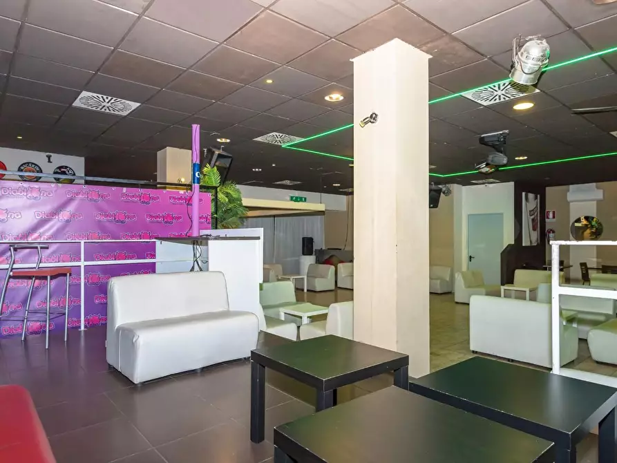 Immagine 19 di Discoteca in vendita  a Curno