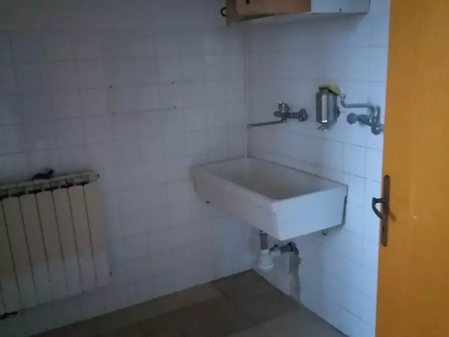 Immagine 16 di Attività artigianale in affitto  a Vinci