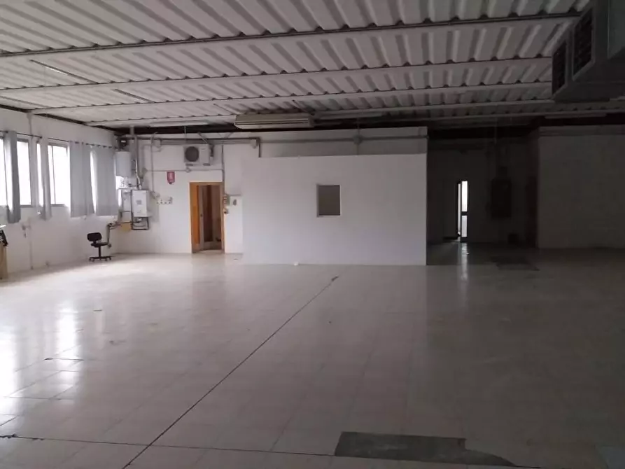 Immagine 1 di Attività artigianale in affitto  a Vinci