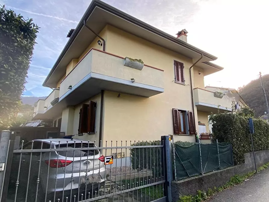 Immagine 2 di Casa bifamiliare in vendita  a Montignoso