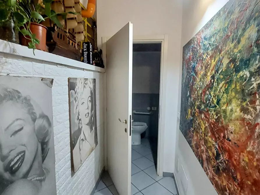 Immagine 4 di Negozio in vendita  a Viareggio