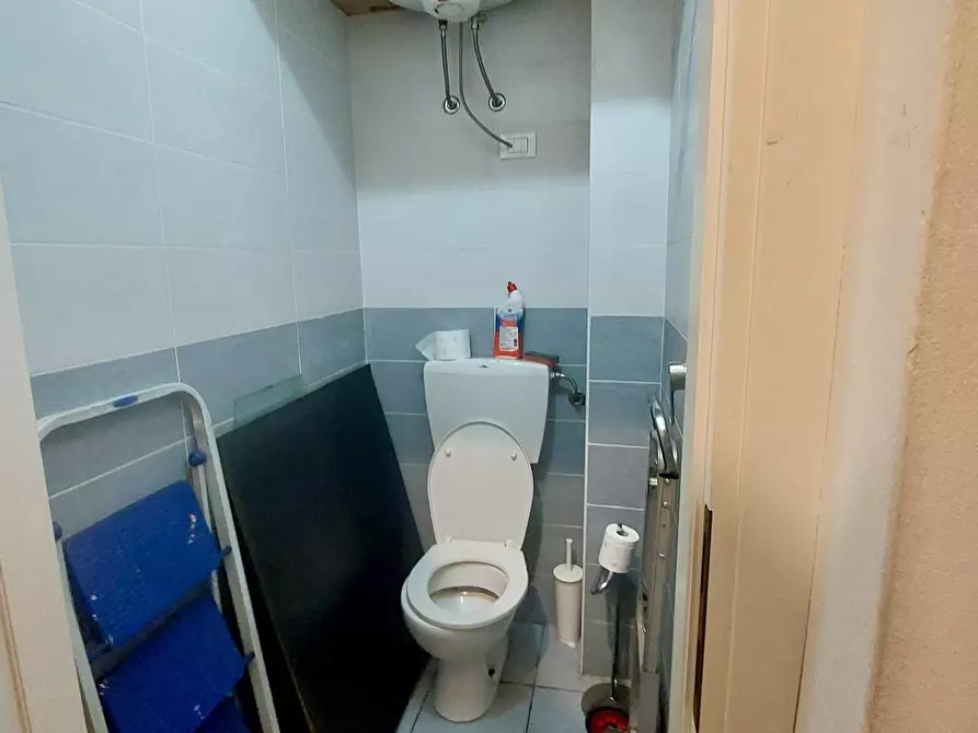 Immagine 11 di Negozio in vendita  a Viareggio