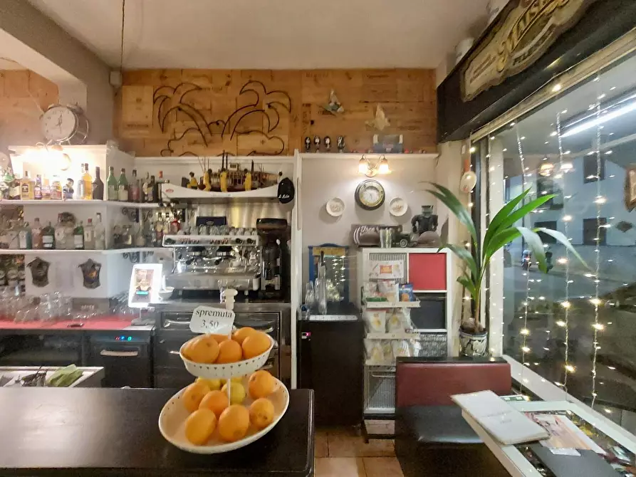 Immagine 9 di Negozio in vendita  a Viareggio