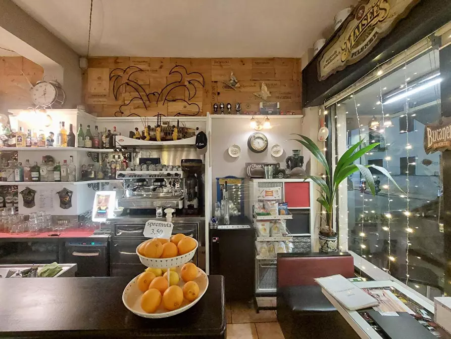 Immagine 8 di Negozio in vendita  a Viareggio