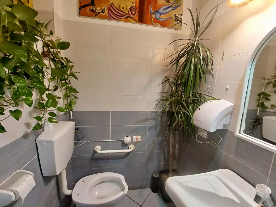 Immagine 5 di Negozio in vendita  a Viareggio