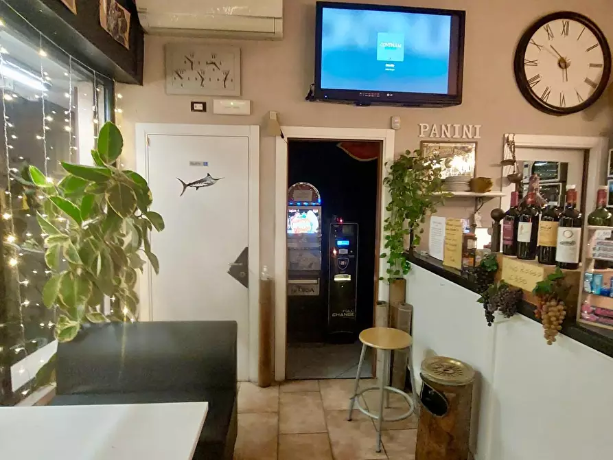 Immagine 24 di Negozio in vendita  a Viareggio