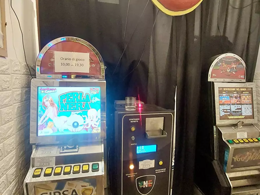 Immagine 10 di Negozio in vendita  a Viareggio