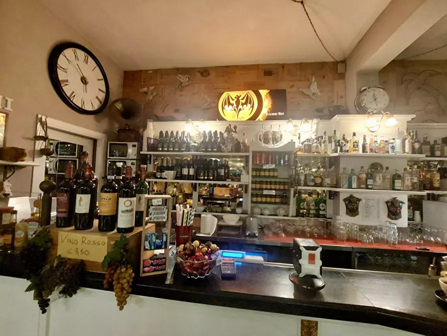 Immagine 25 di Negozio in vendita  a Viareggio