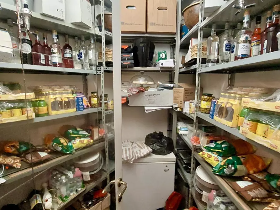 Immagine 6 di Negozio in vendita  a Viareggio