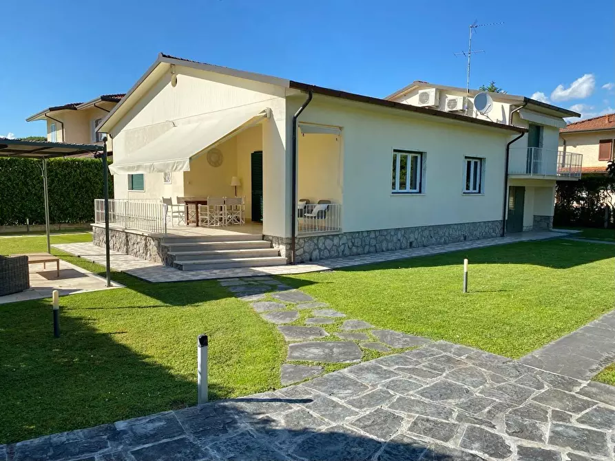 Immagine 1 di Villa in affitto  a Forte Dei Marmi