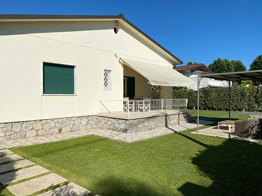 Immagine 2 di Villa in affitto  a Forte Dei Marmi