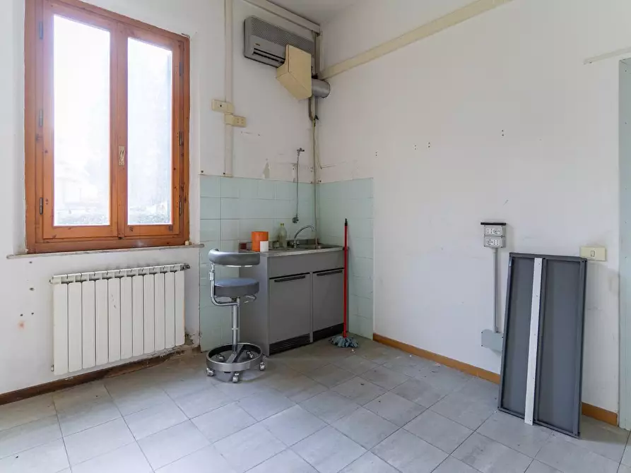 Immagine 12 di Laboratorio in vendita  a Empoli