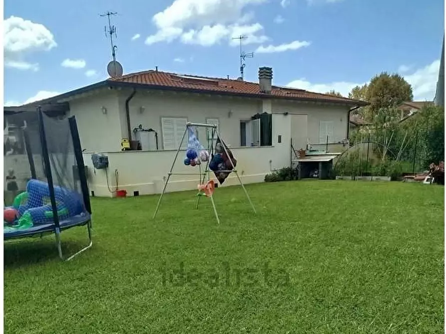 Immagine 1 di Casa bifamiliare in vendita  a Massarosa