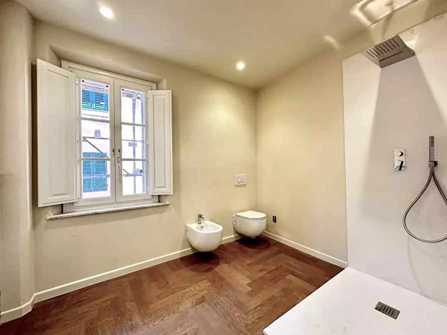 Immagine 16 di Appartamento in vendita  a Lucca