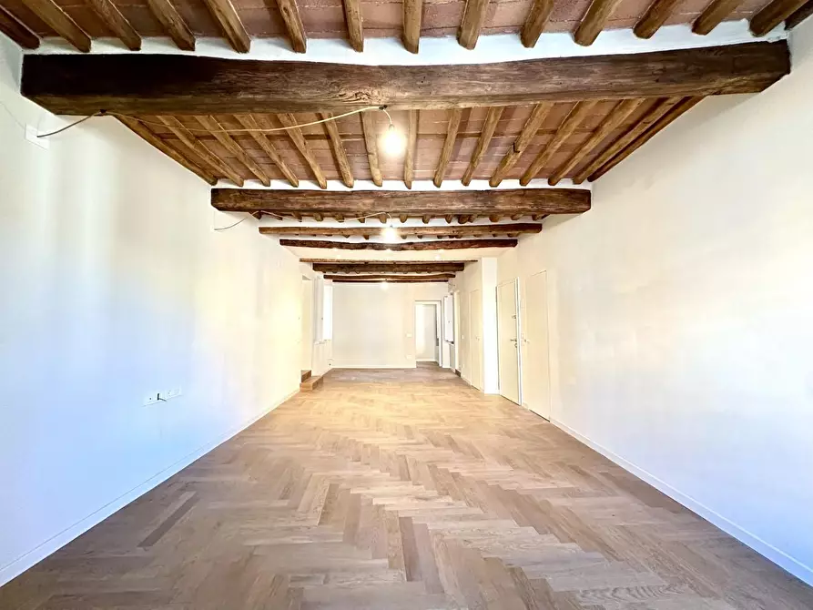Immagine 20 di Appartamento in vendita  a Lucca