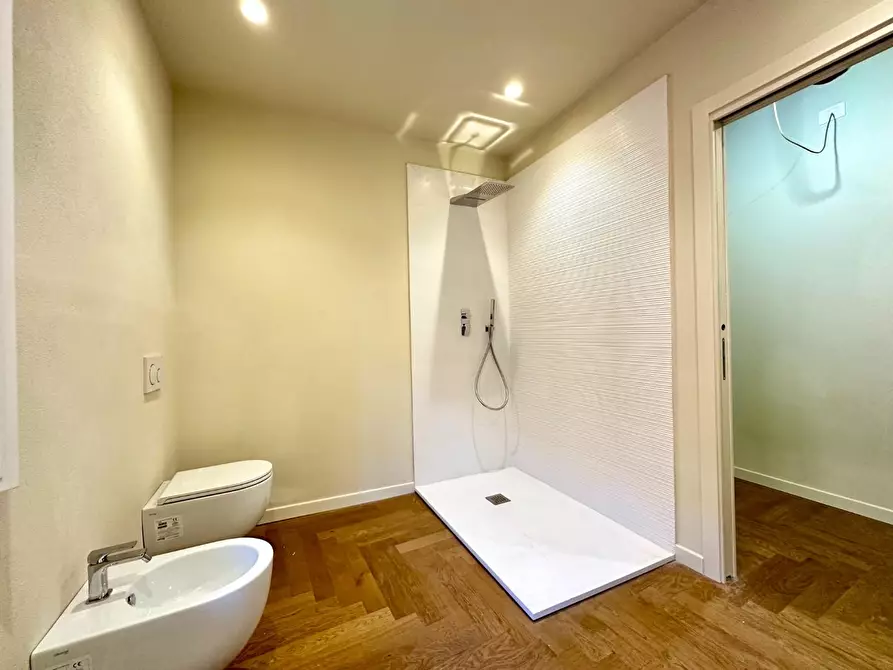 Immagine 18 di Appartamento in vendita  a Lucca