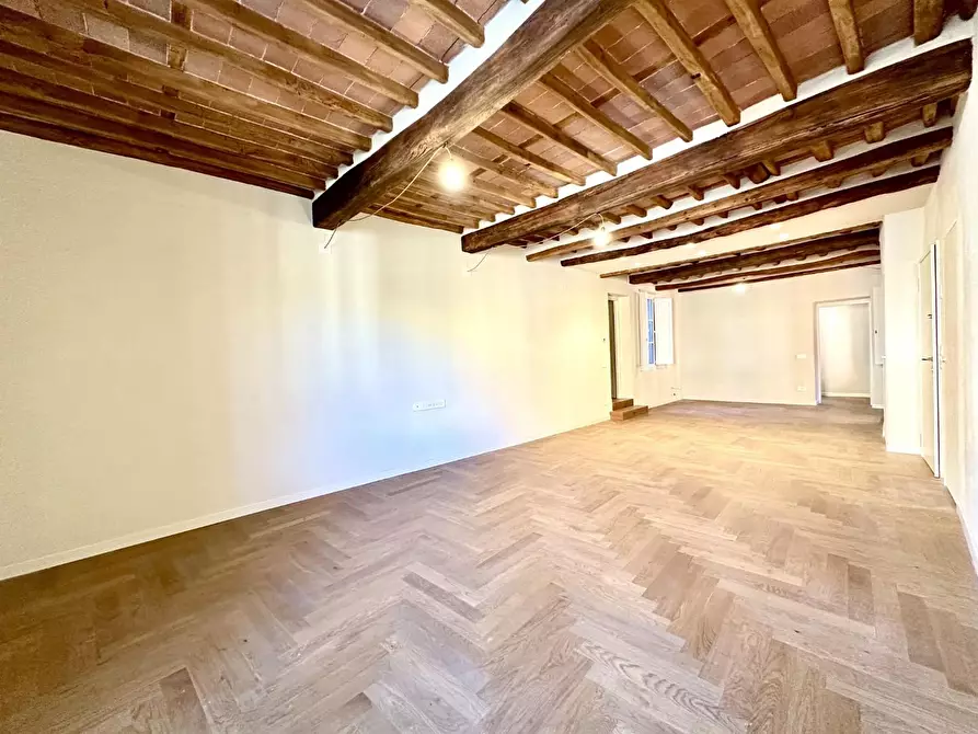 Immagine 21 di Appartamento in vendita  a Lucca