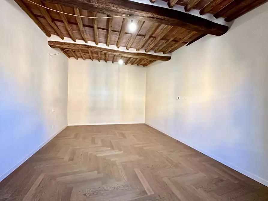 Immagine 9 di Appartamento in vendita  a Lucca