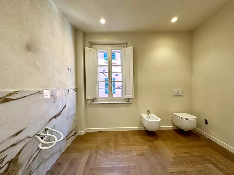 Immagine 19 di Appartamento in vendita  a Lucca