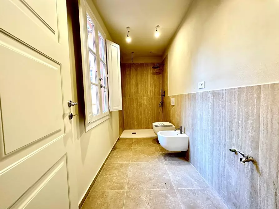 Immagine 10 di Appartamento in vendita  a Lucca