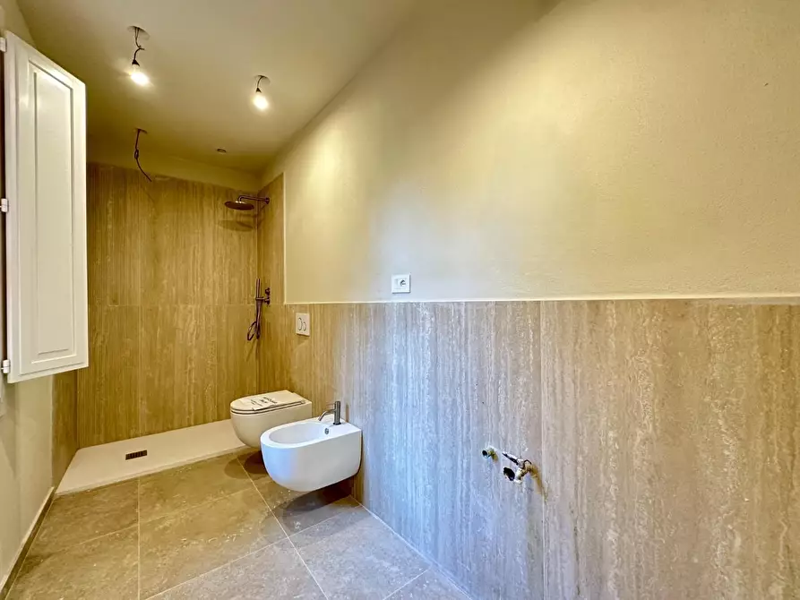 Immagine 11 di Appartamento in vendita  a Lucca