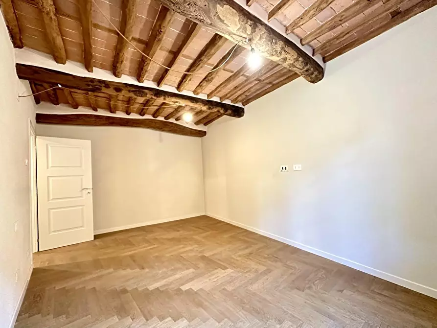 Immagine 13 di Appartamento in vendita  a Lucca