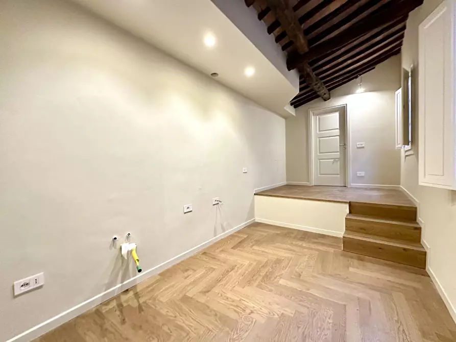 Immagine 5 di Appartamento in vendita  a Lucca