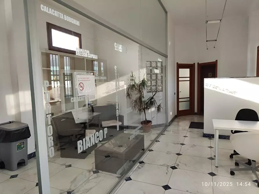 Immagine 10 di Attività artigianale in vendita  a Massa