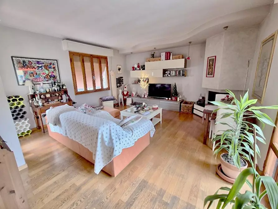 Immagine 2 di Villa in vendita  a Pisa