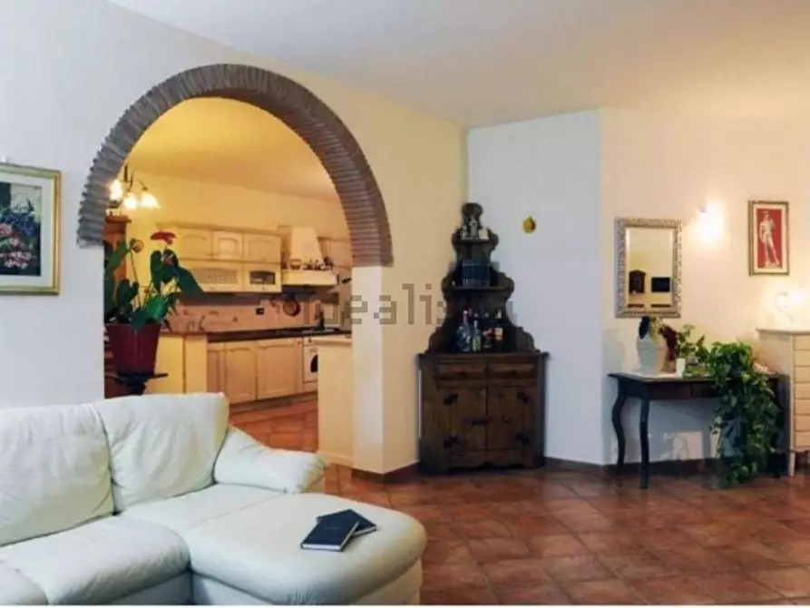 Immagine 2 di Casa colonica in vendita  a Vecchiano