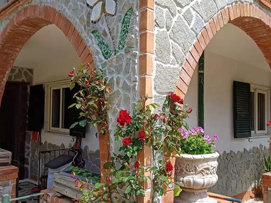 Immagine 5 di Villa in vendita  a Carrara