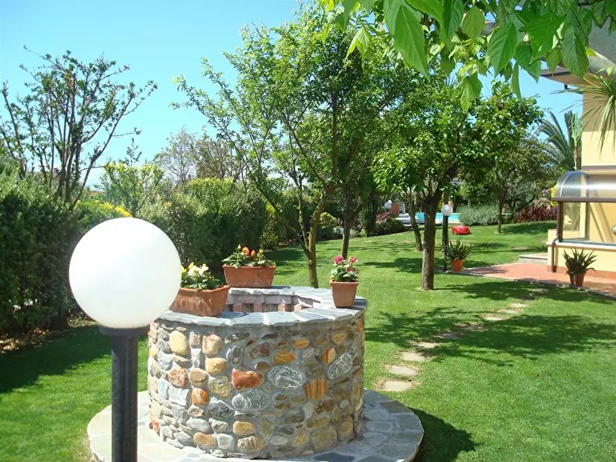 Immagine 29 di Villa in vendita  a Montignoso