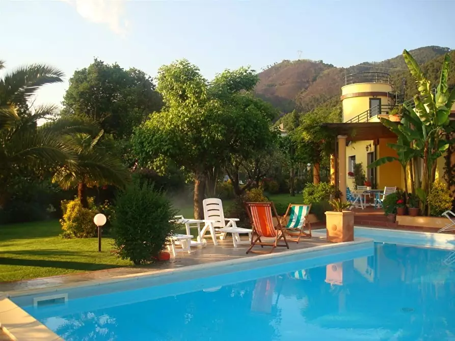 Immagine 5 di Villa in vendita  a Montignoso