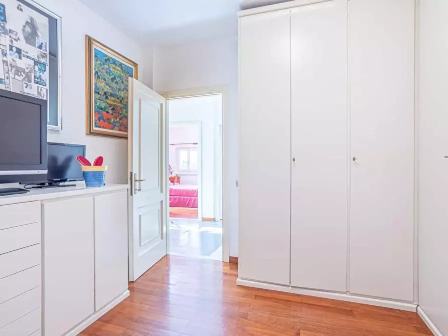 Immagine 25 di Villa in vendita  a Carrara