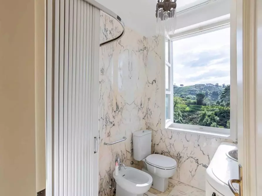 Immagine 16 di Villa in vendita  a Carrara