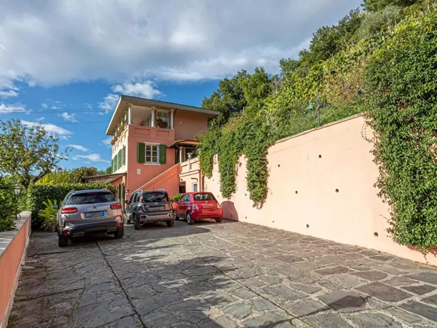 Immagine 15 di Villa in vendita  a Carrara