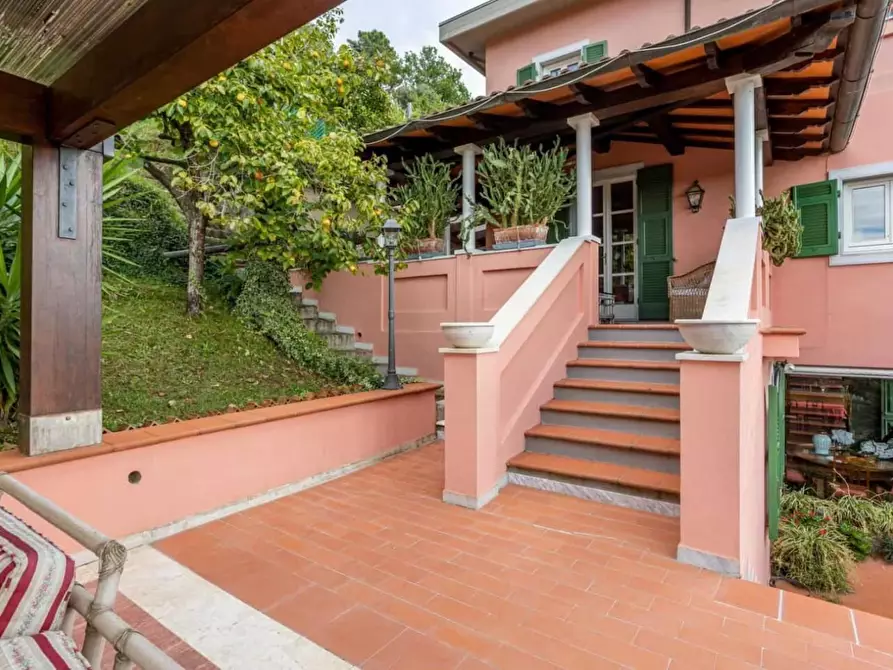 Immagine 19 di Villa in vendita  a Carrara