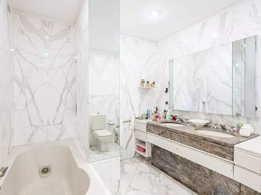 Immagine 10 di Villa in vendita  a Carrara