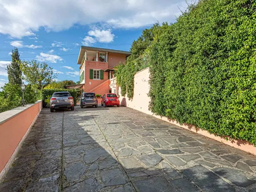 Immagine 18 di Villa in vendita  a Carrara