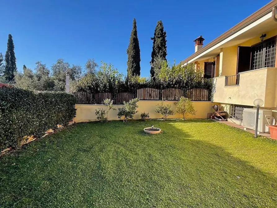 Immagine 10 di Casa trifamiliare in vendita  a Fiumicino