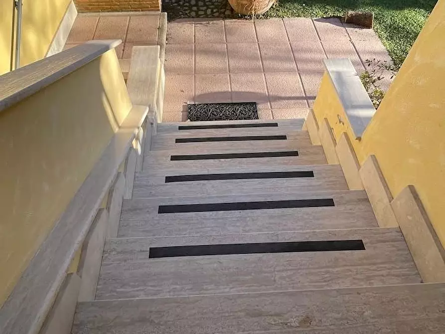 Immagine 15 di Casa trifamiliare in vendita  a Fiumicino