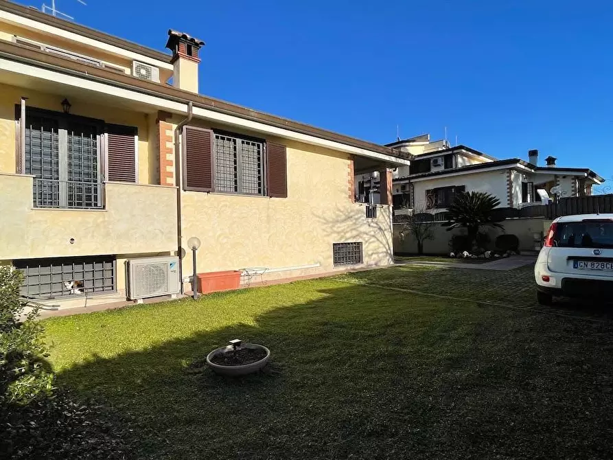 Immagine 11 di Casa trifamiliare in vendita  a Fiumicino