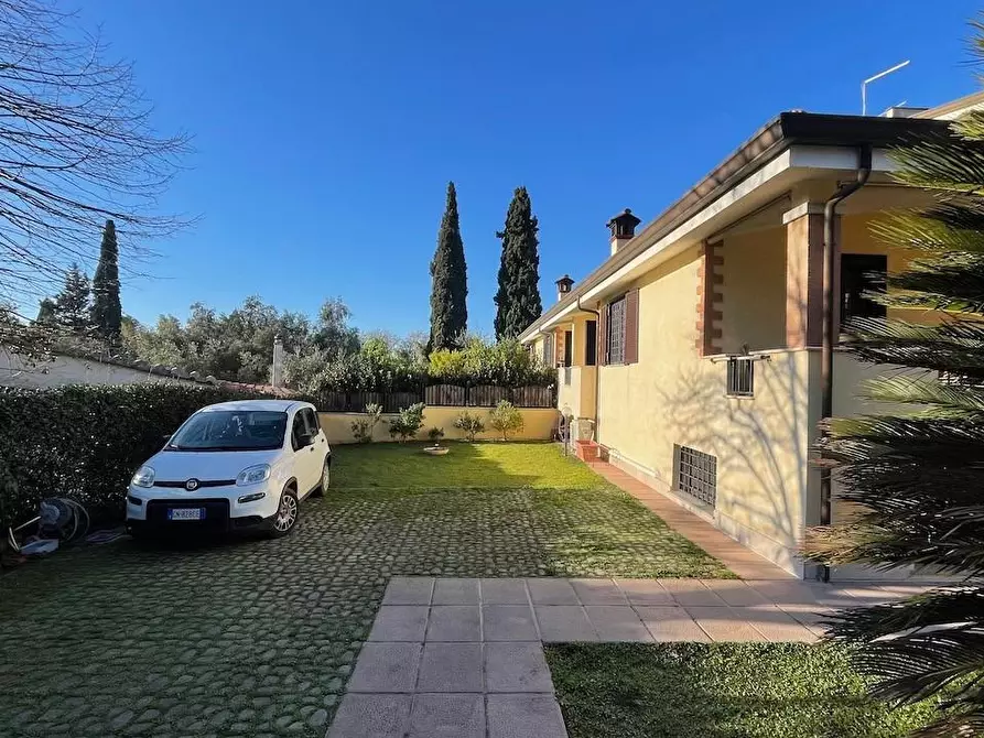 Immagine 2 di Casa trifamiliare in vendita  a Fiumicino