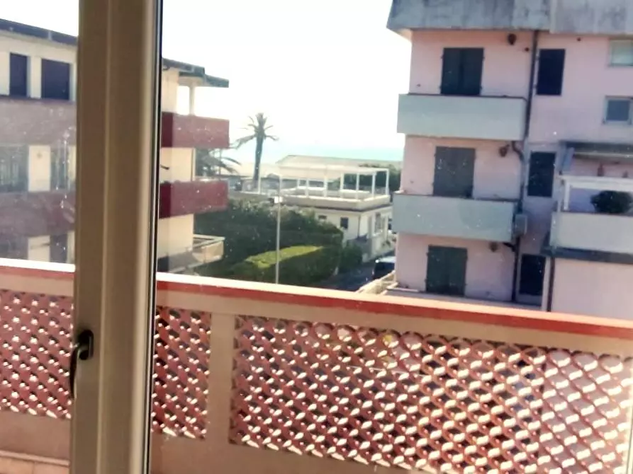 Immagine 2 di Appartamento in vendita  a Carrara