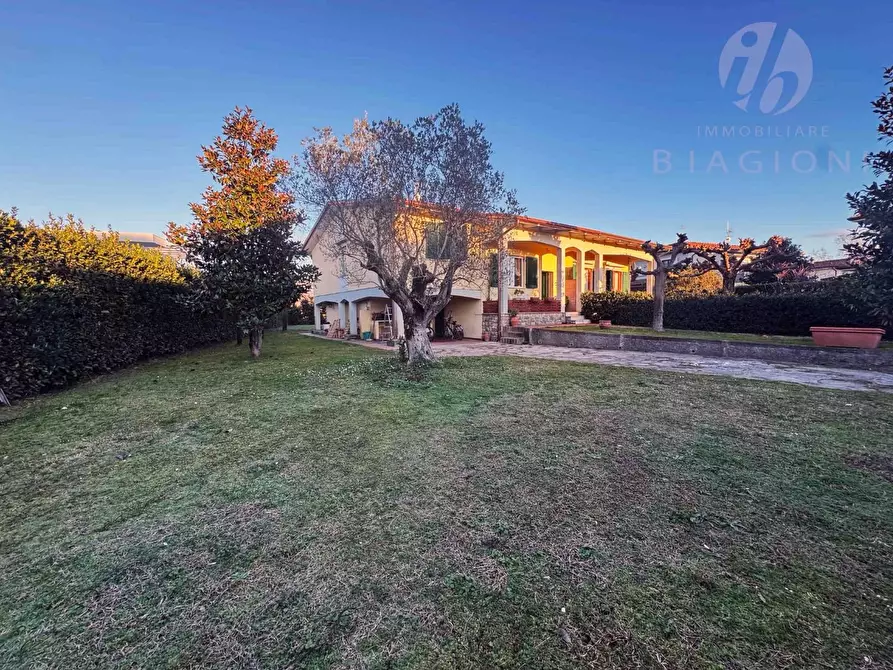 Immagine 9 di Casa bifamiliare in vendita  a Pietrasanta