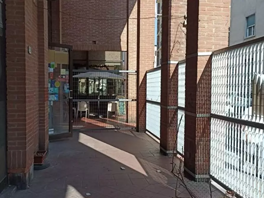 Immagine 22 di Negozio in vendita  a Pisa