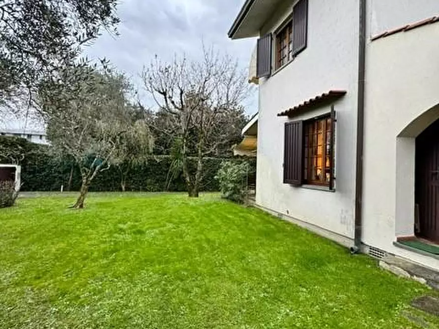 Immagine 2 di Villa in affitto  a Forte Dei Marmi