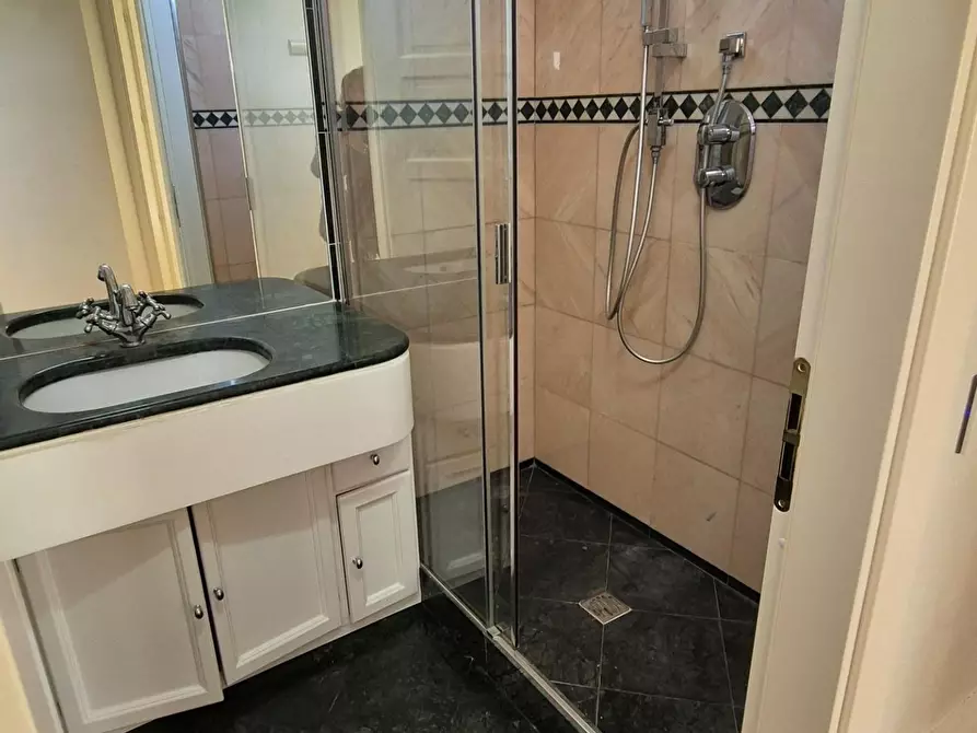 Immagine 50 di Mansarda in vendita  a Viareggio